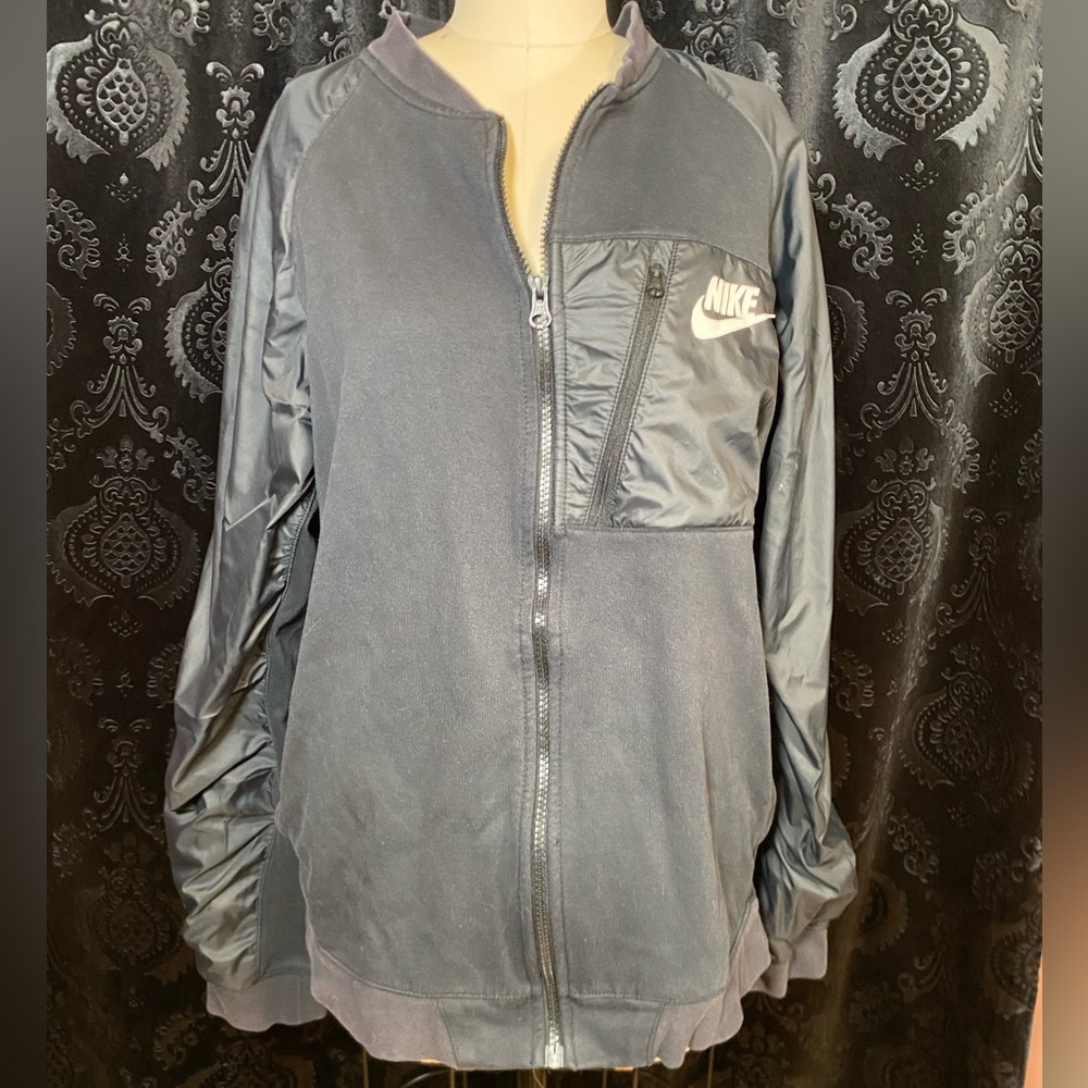 Nike Black Bomber Jacket with Stand-Up Collar and Sporty Design